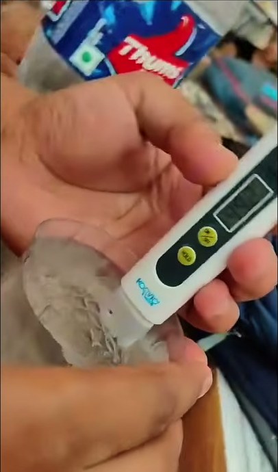 Testing the feed water with a TDS meter
